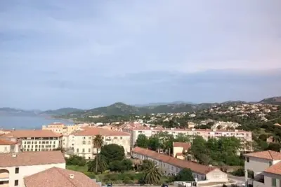 T2 Très calme, proche des plages et du centre ville, vue mer et montagne