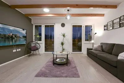 Image de L'appartement est situé dans un quartier calme de Bled, à seulement 15 minutes à pied du lac.