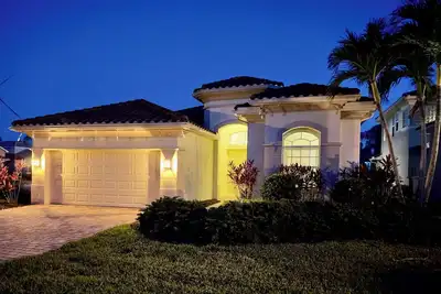 Image de Villa de luxe au bord du lac dans une communauté fermée