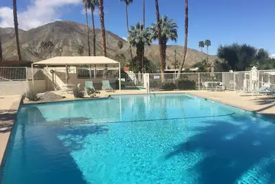 Image de Superbes vues sur la montagne et la piscine, entièrement meublées, à 3 pâtés de maisons d'El Paseo