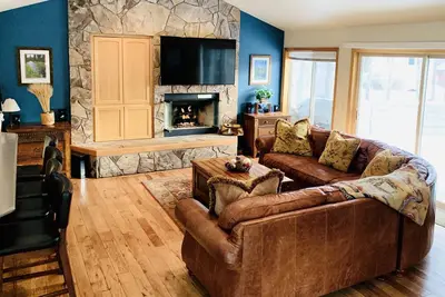 Image de Luxury Ponderosa Pines Lodge, 5 Br / 3. 5 Ba à la rivière!