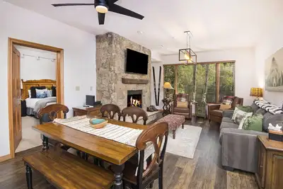 Image de Condo exclusif Arrowhead Village, à quelques pas de l'ascenseur, piscine chauffée et bain à remous