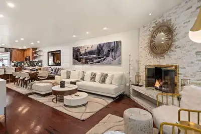 Image de 1 Blk to Gondola, Lovely Townhouse, Piscine / Hot Tub, Parking, A / C, Wi Fi, propre!