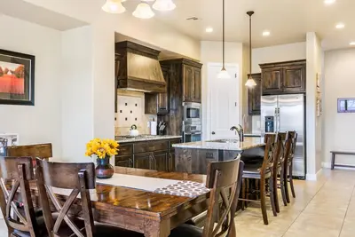 Image de Spacieux, grande cour, 14 personnes, 2 suites de maître, mezzanine, près de la piscine!