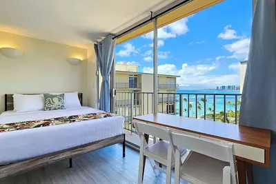 Image de 1 chambre Diamond Head retraite avec une vue imprenable sur l'océan et une cuisine complète.