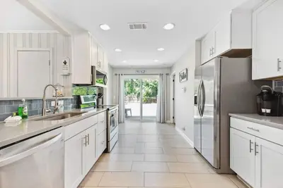 Image de Beach House - VÉLOS Gratuits - ACCÈS À La Piscine - Walk 2 Red Fern Village