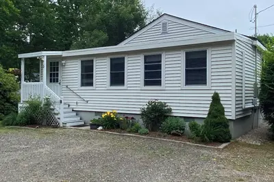 Image de Super propre, lumineux, bien aménagé Cottage -Nouveau sur le marché de la location!