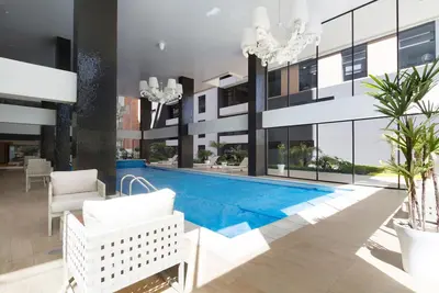 Image de Tout Nouveau Excellent emplacement 1bdr 1. 5bth Piscine Wi-Fi Gym 24hr Guard Netflix Parking
