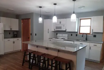 Image de 4/2 Lakefront House sur le lac Wixom, peut accueillir jusqu'à 11 personnes.