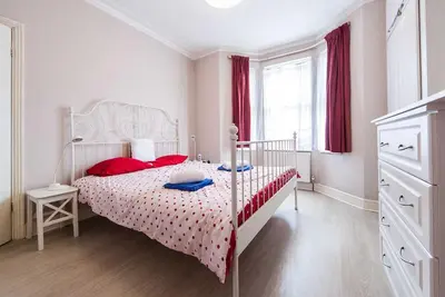 Image de Dans la Zone 2/3 charmant appartement de jardin de 2 chambres dans l'East End de Londres