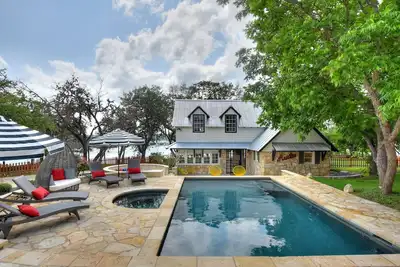 Image de Totalement Remodele Lakefront Waterfront ~ Piscine, Spa, Cuisine extérieure, Situation