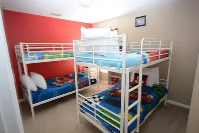 Image de Maison de 5 chambres avec piscine à Windsor Hills - 3 MAÎTRES!