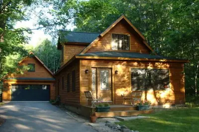 Image de Charmante maison construite de qualité avec accès partagé privé au lac Mullett.