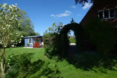 Image de confortable gr plage chalet. jardin ensoleillé avec Kotasauna Nouveau 2018