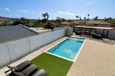 Image de Maison neuve située à seulement quelques minutes des Palm Beaches.