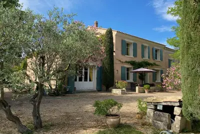 Image de Mas de village provençal à 7 min d' Avignon. Gare Tgv à 6 Km.