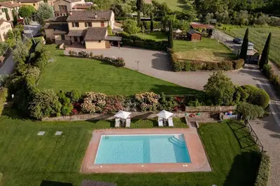 Image de Partie d'une ancienne ferme avec piscine paysage magnifique