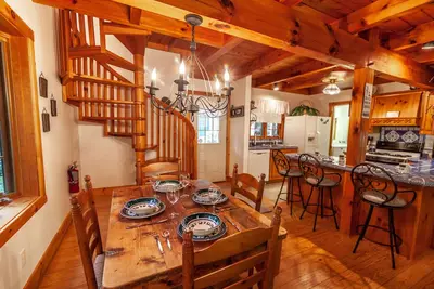 Image de 2br / 2ba Creekside Cottage confortable à Boone, Près d'attractions, Zone de pique-nique en cascade, Gas Fire Place, Fire Pit