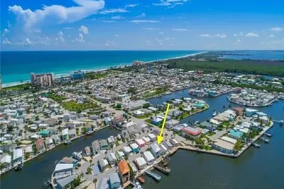 Image de Hou la la! Bright Open Accueil confortable Waterfront confortable. Avec une vue. .