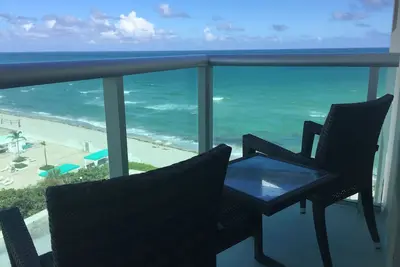 Image de Sur La Plage -Direct Oceanview Luxury 2 Bed / 2Bath Condo in the Tides Resort
