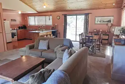 Image de Hazards Homestay, confortable maison privée dans des arbustes et arbres indigènes en fleurs