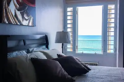 Image de Vue imprenable! Appartement en bord de mer à Playa Azul 1 avec câble et Wifi