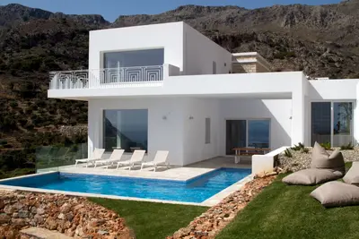 Image de Villa élégante et contemporaine de 3 chambres, avec grande piscine et vue imprenable sur la mer