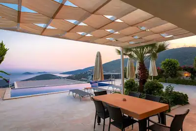 Image de Villa de luxe avec une vue imprenable et de nombreuses installations surplombant Kalkan.