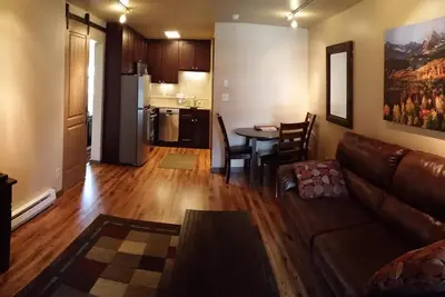 Image de Sur la rue Main en face de Christy Sports (locations), café et télécabine Breck