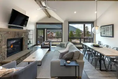 Image de Maison de ski flambant neuve et moderne avec vue sur les pistes de ski, bain à remous, foyer, étapes à la télécabine