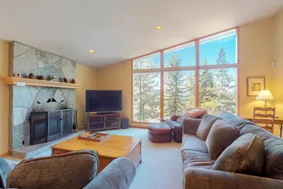 Image de Ski-in / ski-out à la maison avec bain à remous privé, vue sur le lac et à proximité de la ville!