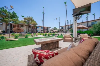 Image de Suite nouvellement rénovée! ! ! Golf gratuit, WiFi, piscine chauffée, maïs soufflé et beignets!