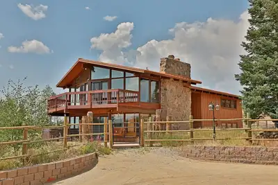 Image de 5br Mountain Retreat, pour 14 personnes, bain à remous