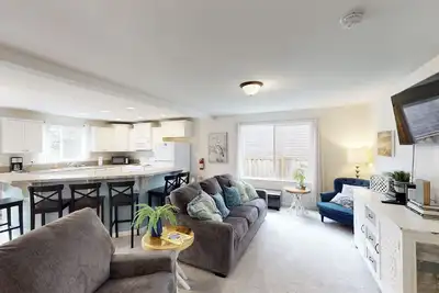 Image de Maison récemment rénovée et familiale avec divertissement - à pied de la plage!