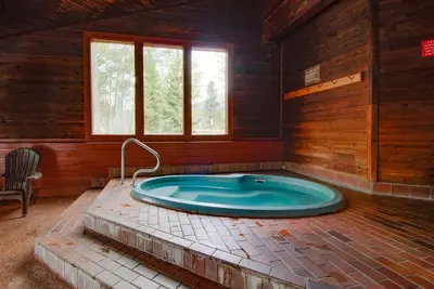 Image de Condo avec vue sur la montagne avec balcon privé, piscine commune et bain à remous - à proximité des pistes de ski