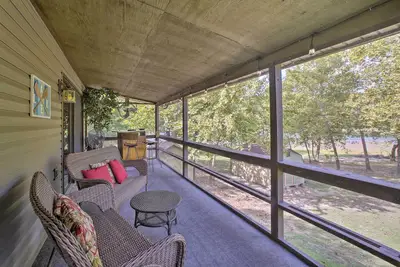 Image de Nouveau! Lakefront Table Rock Home - 2 Porches, Kayaks