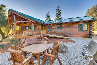 Image de Custom Log Home - À quelques minutes du parc national Yosemite!