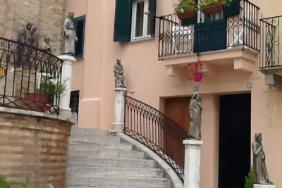 Image de Au-delà du tourisme! Découvrez un village médiéval paisible et authentique, une maison de charme.