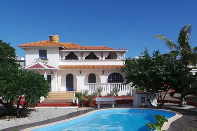 Image de Flic En Flac: Luxueuse villa avec piscine chauffée dans quartier résidentiel