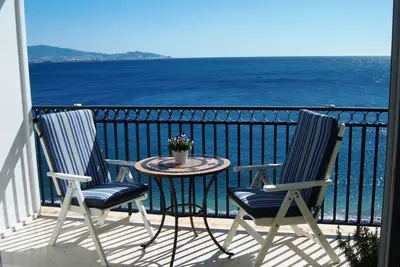 Image de Appartement ravissant, 1. ligne plage, vue panoramique, parking, internet rapide