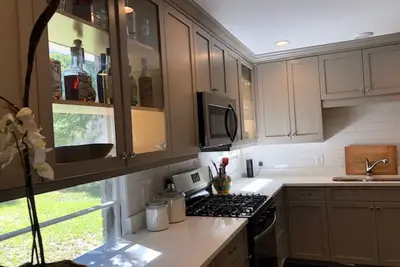 Image de Belle rénovation à 5 minutes du centre-ville de Charleston et de Shem Creek