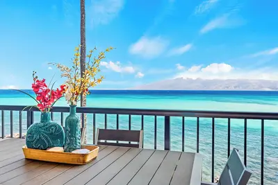 Image de Mes Séjours Parfaits: Direct Ocean Front, Remodelé Avec A / C! Sandy Beach Étapes de Condo!