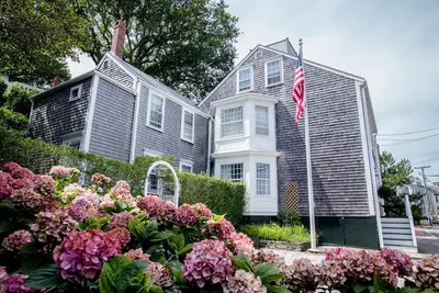 Image de Majestueux Nantucket Home Dans le centre-ville historique avec des équipements de luxe