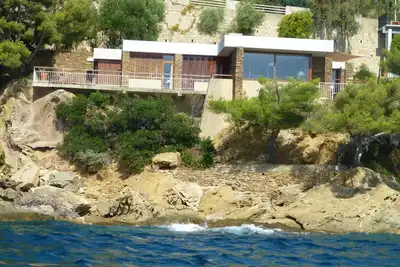 Image de Villa d'architecte Les Pieds Dans L'Eau équipée pour 7 personnes au Lavandou