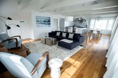 Image de Maison de plage moderne avec 4 chambres et vue sur l'eau