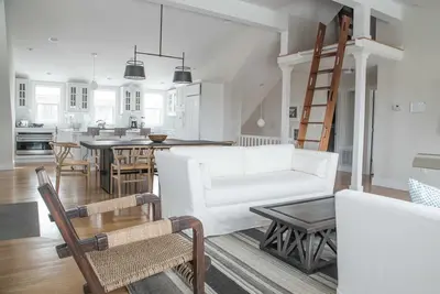 Image de Maison Monomoy moderne près de la ville et du port