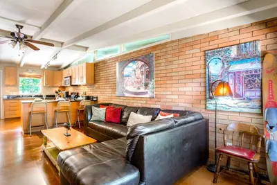 Image de Marche pour les jeux de football Ut! Parking gratuit! Animaux acceptés Mid-Century Home