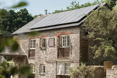 Image de Kingfisher Barn, primé, emplacement magnifique, bain à remous privé, court de tennis