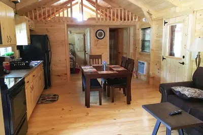 Image de 2br / 1ba / Loft Amish Cabin construit situé sur l'étang au terrain de camping Rippling Waters