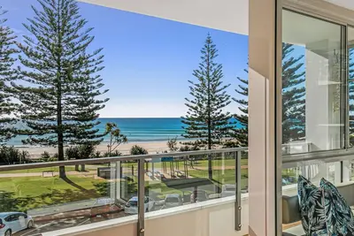 Image de Rainbow Pacific unit 8 - Unité de grande valeur directement sur le front de mer Rainbow Bay Coolangatta avec WiFi